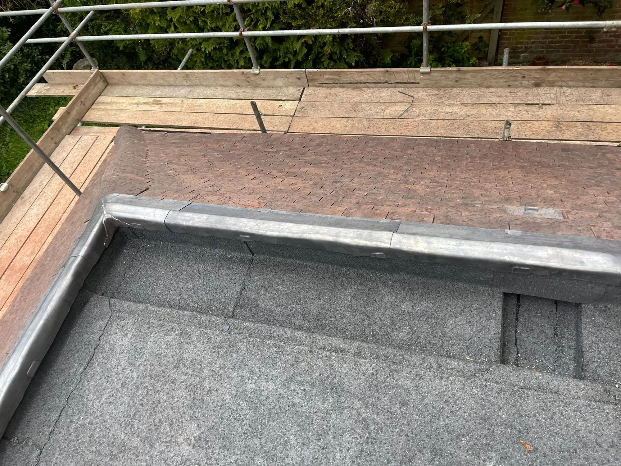 Flat roof with a lead upstand